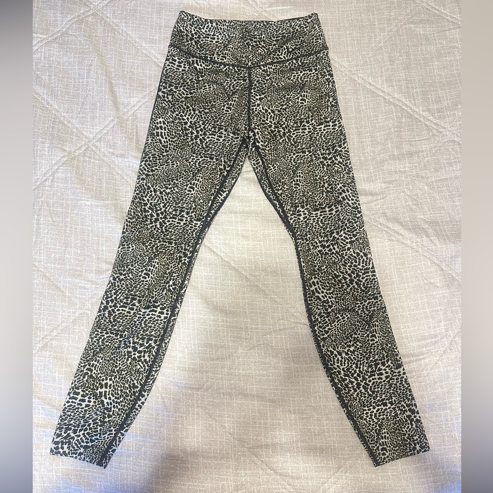 Nike Women’s One Leopard Print Mid Rise 7/8 Leggings
